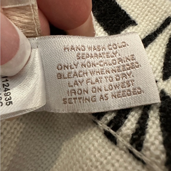 Chico’s Black White Geometric Button Knit Jacket Sz 1 (M/L) Statement Print - Picture 9 of 12